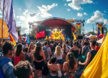 Immagine del festival Voci per la Libertà con artisti e pubblico