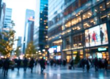 Giovani che utilizzano dispositivi per la ricerca online