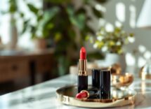 Donna che applica rossetto rosso per un look fresco
